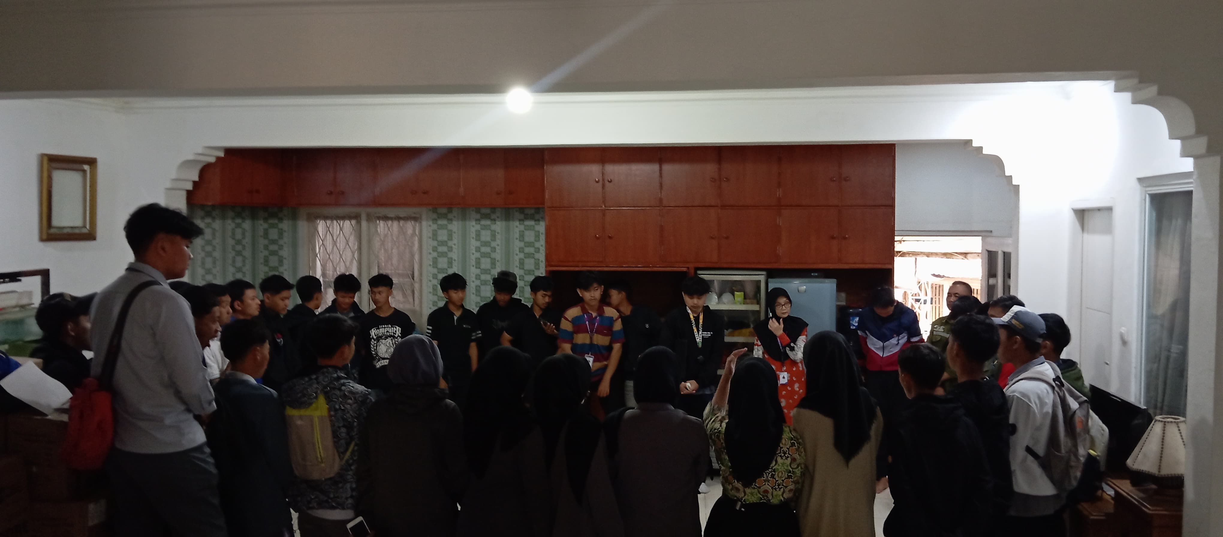 Brifieng pembiasan pagi di Kantor Core Digital Network Bersama Anak PKL